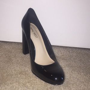 Shiny Black Nine West Pumps with Chunky Heel